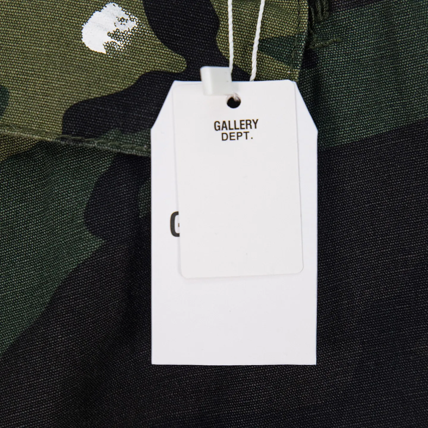 P250 Chrome Hearts Gallery 2025 new camouflage stitching multi-pocket couple bootcut jeans are a hot trend this season and are sought after by countless celebrities and fashionistas. The neat details of the cutting process add color to the playful fashion! The neat and meticulous design, and the well-fitting structure is unique. The upper body not only has outstanding recognition, but also looks younger and younger. A style with the ultimate wearing meaning and performance, gorgeous color matching, and the craftsmanship of this style is also extremely extraordinary. After the finished product is washed, it is disassembled and hand-made with sheepskin cross leather and then spliced ​​together to complete. The whole piece has too many craftsmanship to describe. It is decorated with patchwork cross flowers and high-waisted washed jeans! ! Absolutely high-end luxury product, a god-level single product, a super popular product, made by top heavy industry, a magic weapon that cannot be missed to hit the streets. Style number: 1846 Size: 28 30 32 34 36 Color: camouflage